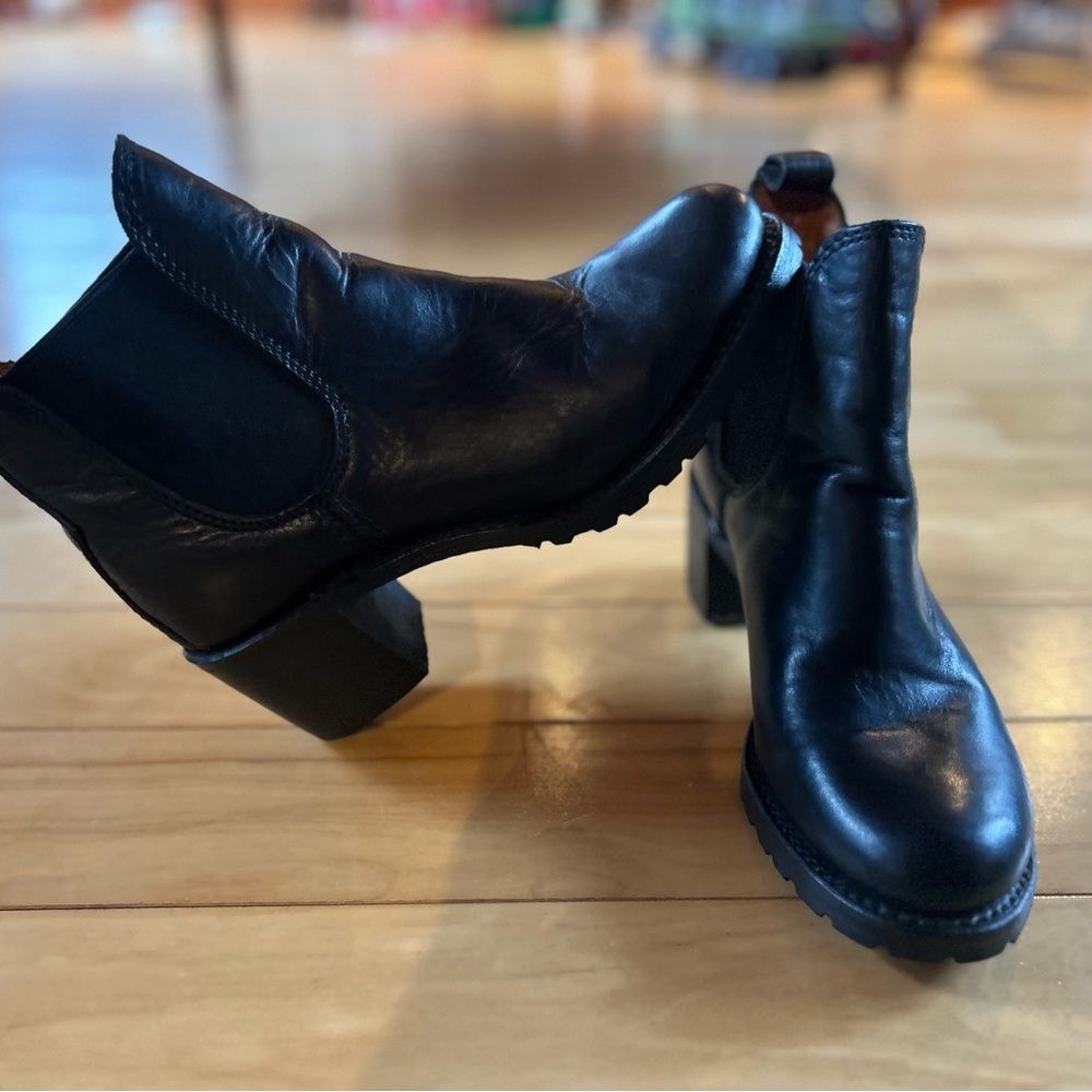 Frye Heeled Chelsea Boot Size 8